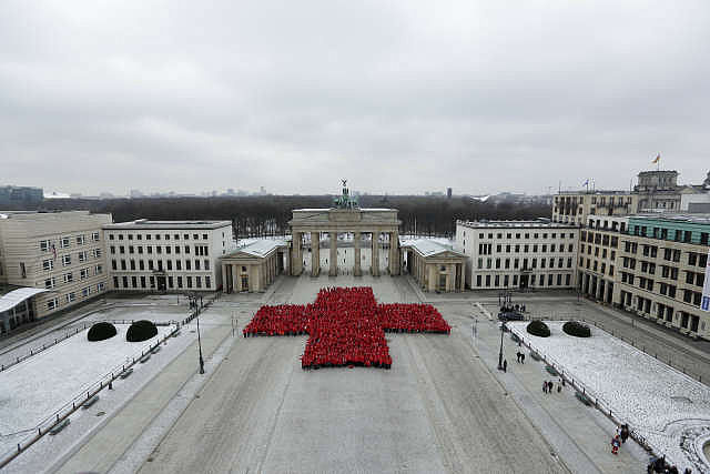 Jubiläum 150 Jahre DRK: Rotes Kreuz vor dem Brandenburger Tor in Berlin Jubiläum 150 Jahre DRK: Rotes Kreuz vor dem Brandenburger Tor in Berlin
